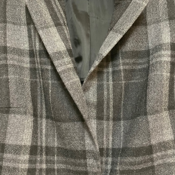 AKRIS Punto  Lovely, charcoal, plaid blazer. 100% wool.   Medium. - Picture 5 of 11